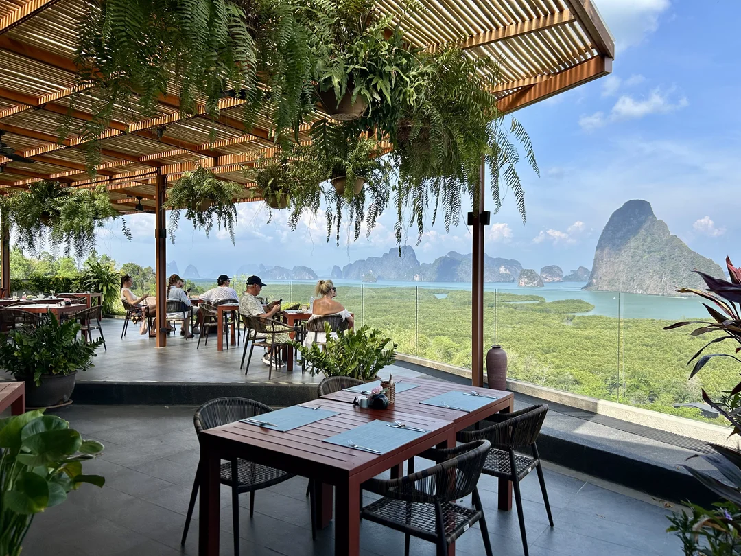 Mantra Spa - Glass Bridge