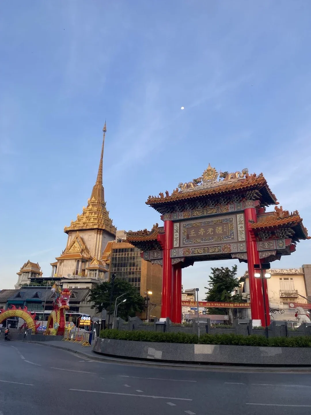 Contrasts of Bangkok