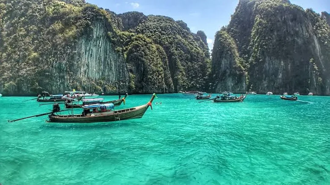 Phi Phi Islands 2-Day Tour with Early Departure from Phuket