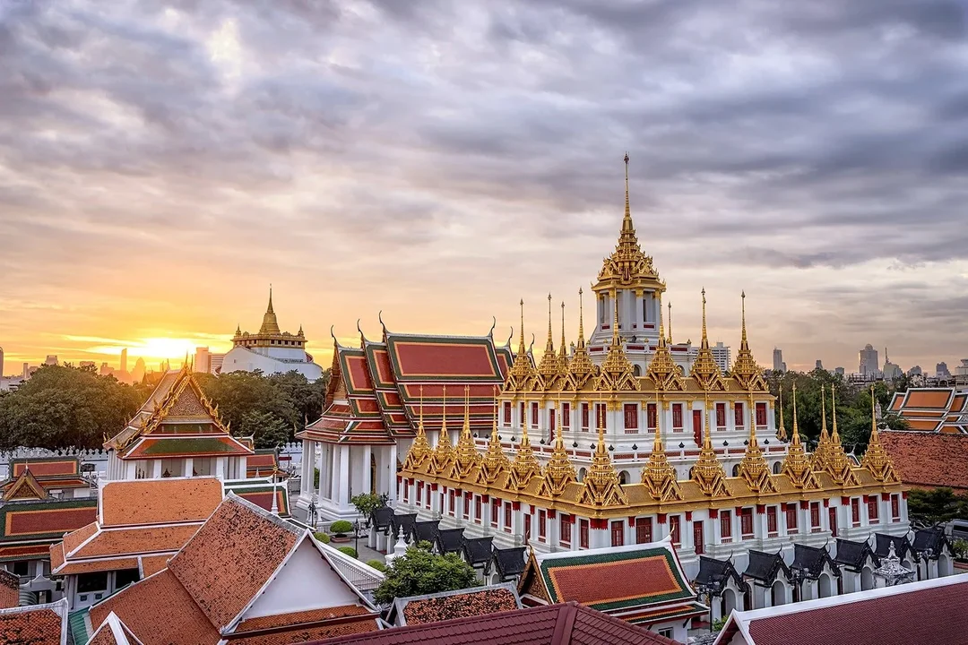 Contrasts of Bangkok